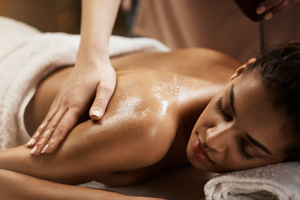 Massage de femme masseuse